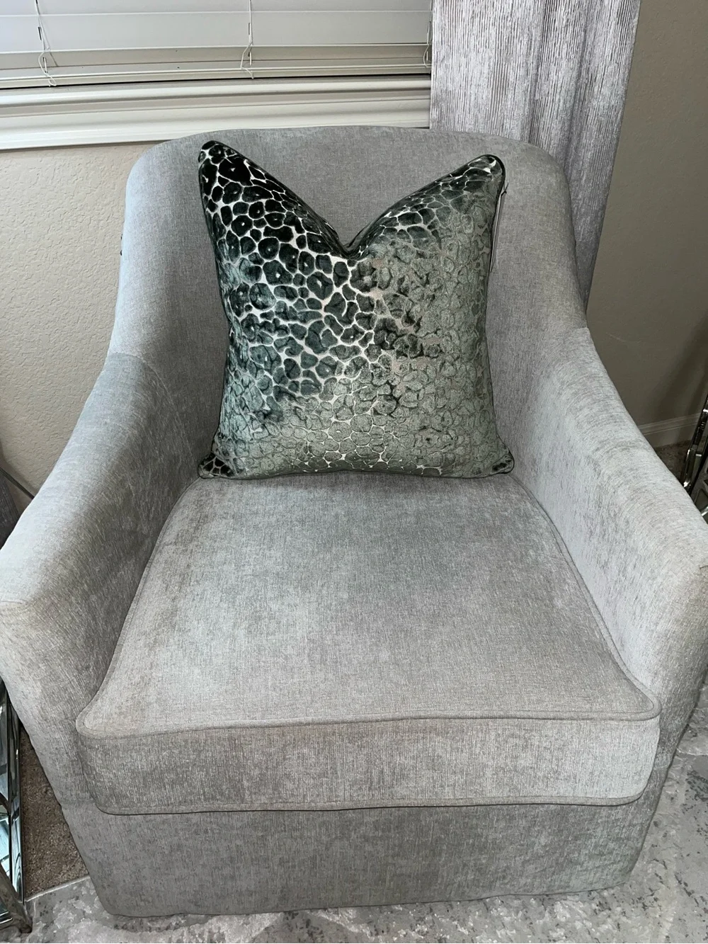 2-NWT CASA DECOR CUT VELVET LEOPARD DESIGN DECORATIVE PILLOWS